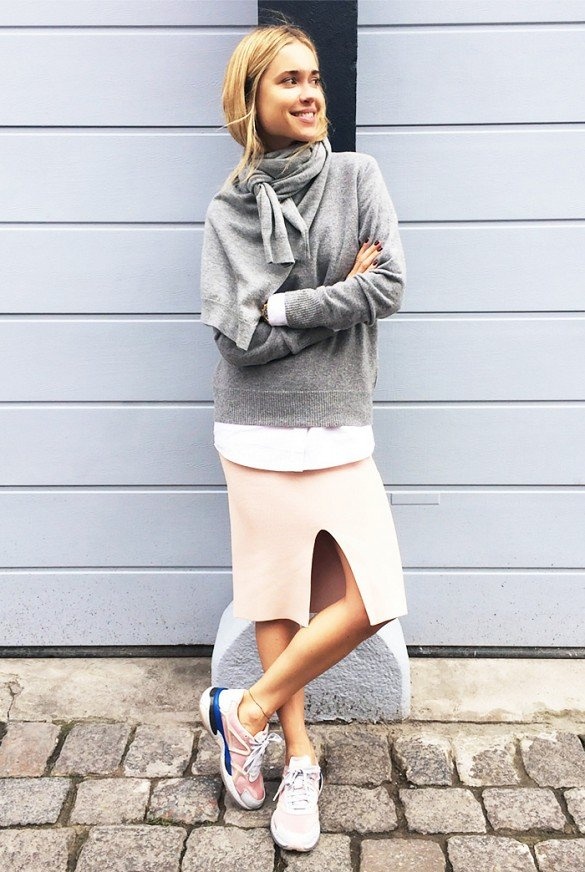 Thắt chiếc áo sweater quanh cổ.