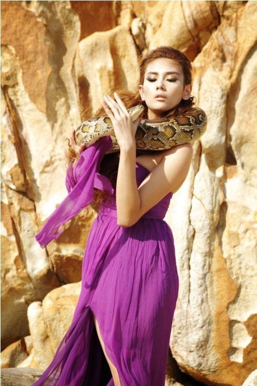 Hoàng Yến gây ấn tượng với những hình ảnh bên trăn gấm trong MV ca nhạc đầu tay của cô.