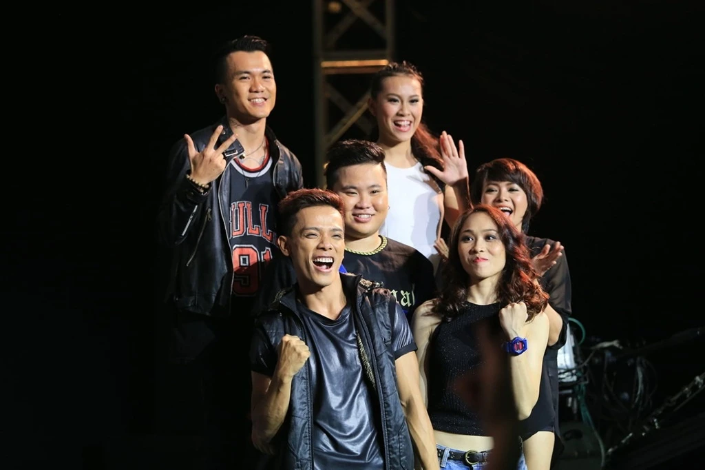 Cũng như mọi lần, đêm công bố kết quả của Thử thách cùng bước nhảy tối 9/11, được truyền hình trực tiếp trên HTV7 diễn ra trong “cơn mưa” nước mắt. MC Trấn Thành lần lượt công bố 3 cặp đôi lọt vào top nguy hiểm bao gồm: Vi Anh – Tấn Huy, Hồng Sâm – Thế Bảo, Văn Quý – Lan Phương. Sáu thí sinh này phải trình diễn solo 30 giây để ban giám khảo quyết định 2 thí sinh phải dừng chân tại cuộc thi. 