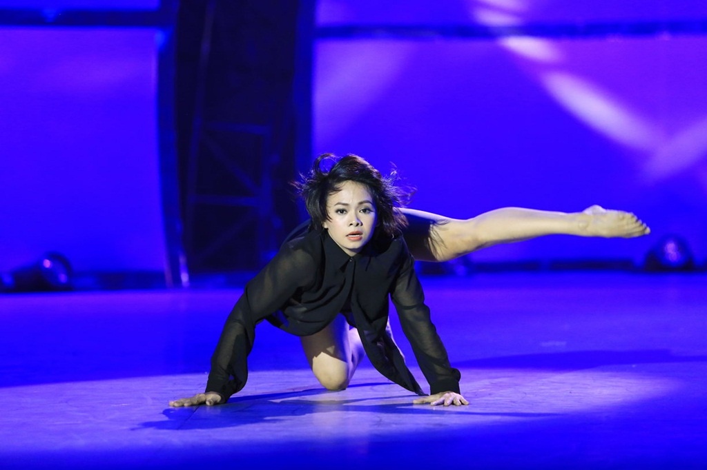 Với bài thi đương đại của Hồng Sâm trình diễn, nam kiện tướng dancesport tiếp tục: “Trong bài diễn solo ngày hôm nay, trên nền nhạc rất nhẹ, em xử lý khéo léo và uyển chuyển. Nhưng em bị sức ép tâm lý, mỗi khi có sức ép thì em đánh mất bản thân mình”.