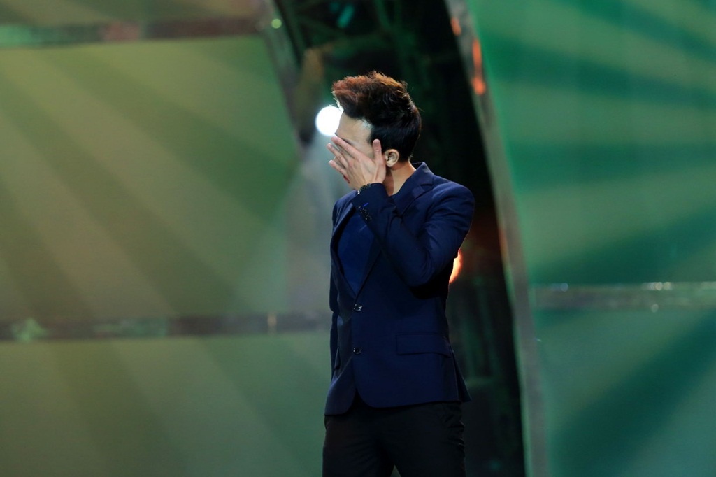 Trấn Thành liên tục quay đi giấu những giọt nước mắt đang lăn dài. Anh gắn bó với các vũ công qua 3 mùa, thấu hiểu được những vất vả, gian khổ và tinh thần của họ nên càng yêu thương thí sinh nhiều hơn nữa.