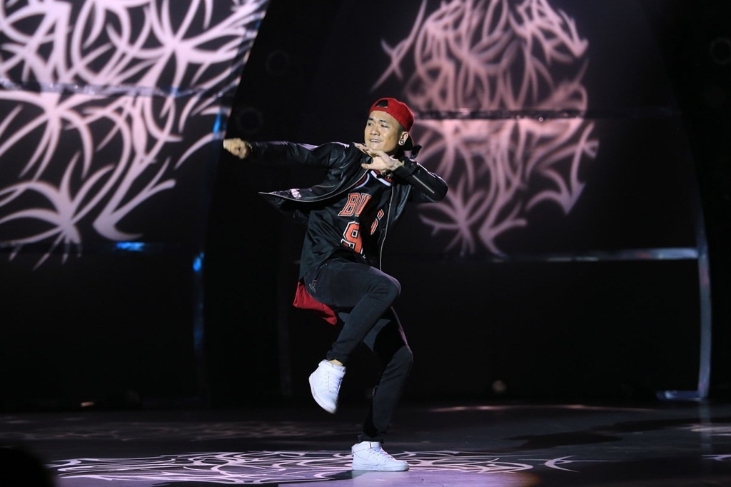 Tấn Huy mang đến bài nhảy hiphop cực chất. Anh nhận được nhiều lời khen từ giám khảo Tuyết Minh: “Trong ba tuần thi, chúng tôi thấy người biên đạo đưa cho em vai trò nam chưa nhiều. Tuy nhiên em luôn luôn làm nổi bật vai diễn, sự thông minh cũng như tài ứng biến của em đã lồng ghép được mọi sở trường mà bản thân em có. Tôi nhìn thấy ở em sự vui sướng khi được đứng trên sân khấu này”.