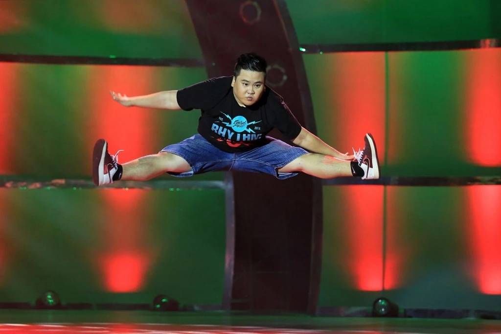 Thế Bảo thực hiện những động tác popping sở trường. Tuyết Minh bày tỏ: “Em là người có ngoại hình đặc biệt. Hôm nay em đứng đây, chúng tôi thấy không phải vì ngoại hình đặc biệt đó mà em dùng chiêu trò để lôi cuốn khán giả. Cho chị được nói cảm xúc riêng chị, chị là fan hâm mộ của em”.