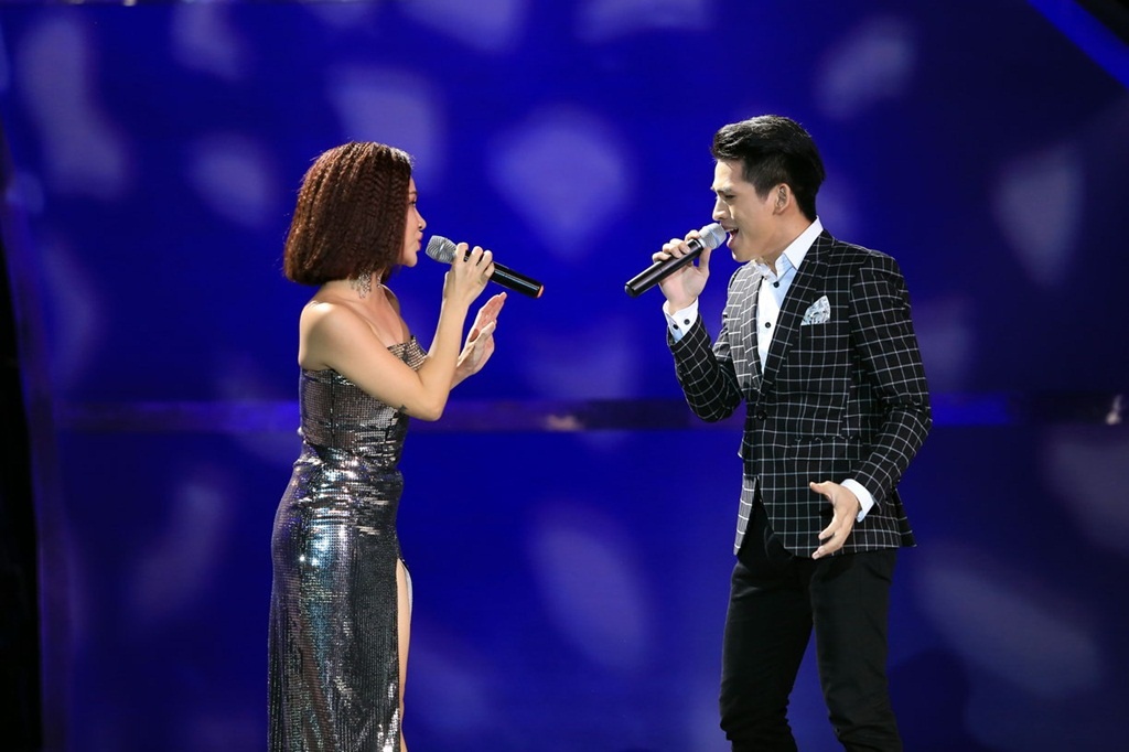 Cặp đôi quán quân Vietnam Idol thể hiện ca khúc Chiếc lá mùa đông trong khi chờ đợi kết quả của thí sinh. Vẫn với giọng hát tinh tế, đầy cảm xúc, Uyên Linh và Quốc Thiên chứng minh được sự đẳng cấp của ca sĩ thành danh từ cuộc thi lớn.