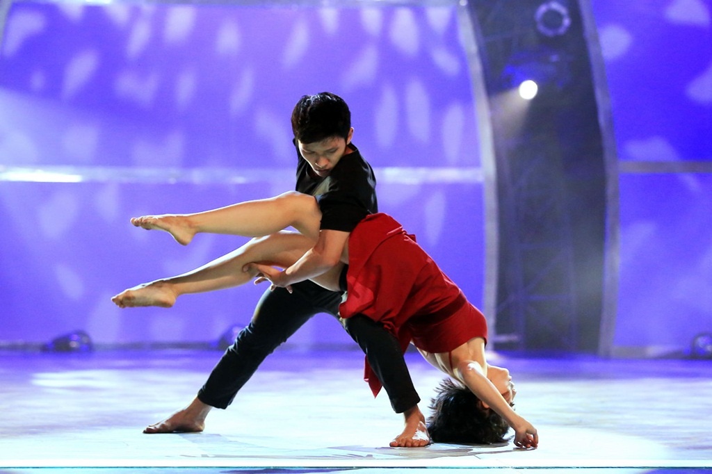 Phần trình diễn càng da diết, lắng sâu khi có sự minh họa của cặp vũ công Thử thách cùng bước nhảy hai mùa trước Hoàng Minh, Hồng Nhung.