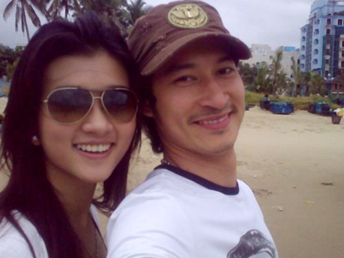 Huy Khánh chạy trốn dư luận một thời gian, cuối cùng anh cũng lên tiếng. Nam diễn viên điển trai bày tỏ, anh không muốn đôi co với vợ cũ, dù những điều Hoàng Anh nói không hẳn đúng. Huy Khánh cũng phản đối việc anh thiếu trách nhiệm với con cái. Tuy nhiên, anh lại bị ném đá lần nữa khi nói về người cũ Kim Tuyến. Nam diễn viên Cô dâu đại chiến phủ nhận lời tố cáo của vợ cũ khi cho rằng anh ngoại tình. Huy Khánh tiết lộ sau khi ly hôn, một năm sau anh mới quen với nữ diễn viên xinh đẹp nhưng khi tìm hiểu, anh nhận thấy Kim Tuyến không xứng đáng với mình. 