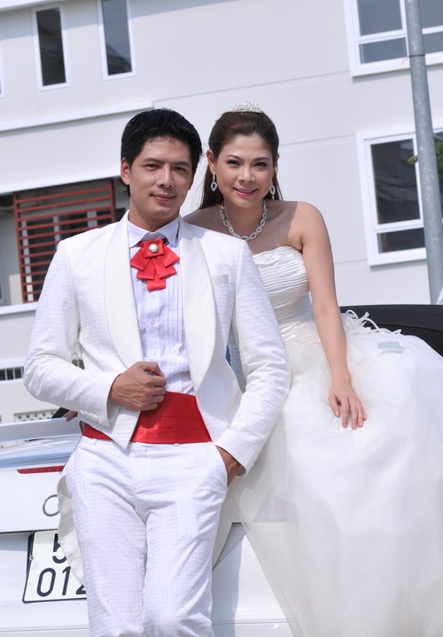 Thiệt hại nhất trong những mối tình tay ba có lẽ thuộc về Thanh Thảo. Vào giữa năm 2011, cô bất ngờ gây chấn động trong dư luận khi thừa nhận mối quan hệ ngoài luồng giữa mình với Bình Minh. Nữ ca sĩ cá tính kể lại trong tự truyện, nam diễn viên điển trai rất được lòng bà ngoại của cô, anh ân cần chăm sóc bà lúc bị bệnh nên cô vô cùng cảm kích. Ngoại Thanh Thảo còn dặn dò Bình Minh không được làm cô đau hay tổn thương. Đây cũng là thời điểm cô phát hành album Người thứ 3 nên càng làm xác thực mối quan hệ này.