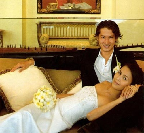 Tình trường của “gã Don Juan màn ảnh Việt” - Huy Khánh – cũng nổi cộm với một loạt danh sách các người đẹp. Nhưng đáng chú ý nhất là thời điểm vợ nam diễn viên điển trai lên báo tố cáo anh là người cha tệ bạc và là người chồng thiếu trách nhiệm. Trước đó đám cưới của anh với “Diễm cuối” của Trịnh Công Sơn vào tháng 8 năm 2005 đã gây xôn xao dư luận vì không chỉ chênh lệch về nhan sắc mà Hoàng Anh cũng lớn hơn Huy Khánh đến 7 tuổi. Có với nhau một con trai kháu khỉnh nhưng rồi họ cũng chia tay nhau, nhưng điều đáng nói là dư âm họ để lại chứa đầy sự căm ghét và cay độc.