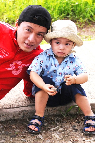 Vợ cũ Lam Trường cho biết, anh gần như bỏ bê con cái và gia đình, hiếm hoi lắm mới qua Mỹ thăm con trai và Kiến Văn gần như không thể nhớ mặt bố thế nào. Không những vậy, nam ca sĩ Tình thôi xót xa còn có mối quan hệ ngoài luồng với một người mẫu trẻ. Trước những lời buộc tội của Ý An, Lam Trường chọn cách im lặng. Dù có không ít người cảm thông nhưng hình tượng của anh đã mau chóng sụp đỗ và ảnh hưởng khá nhiều đến sự nghiệp ca hát vào thời điểm này.