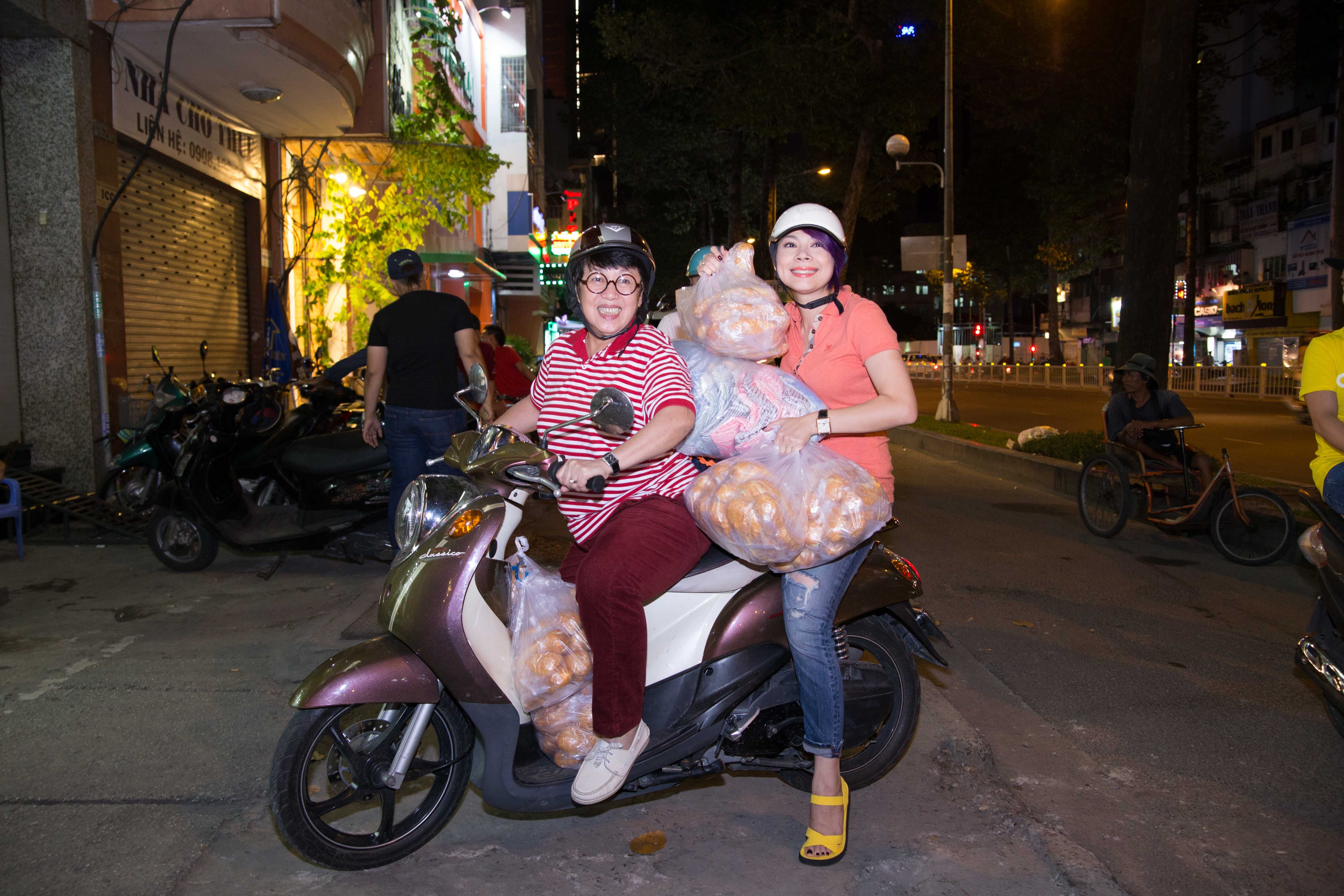 Trước khi lên đường lưu diễn tại Mỹ 2 tháng, Thanh Thảo tranh thủ cùng nhóm tự tay gói bánh mì, đi xe máy đến những nơi có nhiều người cơ nhỡ để phát. Nữ ca sĩ cá tính tặng thêm 100 chăn mền cho người nghèo có thể giữ ấm vì mùa lạnh đang đến.