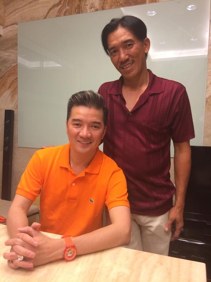 Mr. Đàm chụp ảnh cùng