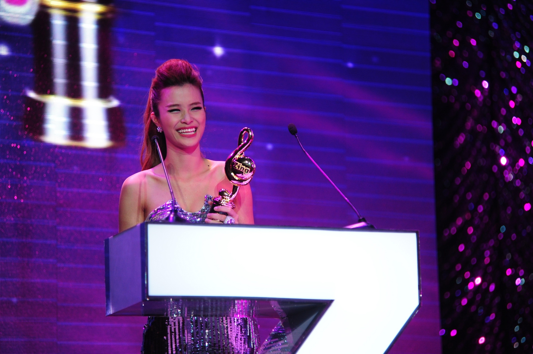 Nữ ca sĩ xinh đẹp