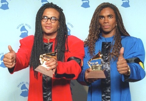 Nhóm Milli Vanilli nhận giải Nghệ sĩ mới xuất sắc nhất tại Grammy 1990. Màn kịch của họ được xem là cú lừa lớn nhất trong lịch sử của giải thưởng âm nhạc uy tín này.