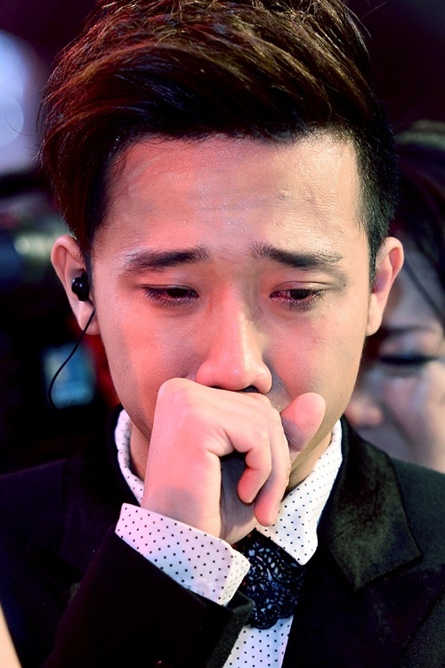 Gắn bó với Thử thách cùng bước nhảy qua 3 mùa, Trấn Thành được người hâm mộ đặt cho biệt danh “MC mít ướt”. Cứ mỗi tuần chia tay 2 vũ công, nam MC điển trai lại khóc sướt mướt dù người bị loại cố trấn tĩnh. Cũng giống như Trấn Thành, khán giả cũng không khỏi ngấn lệ khi các tài năng phải dừng cuộc chơi nhưng nước mắt của họ chưa kịp rơi thì anh đã khóc đầm đìa.