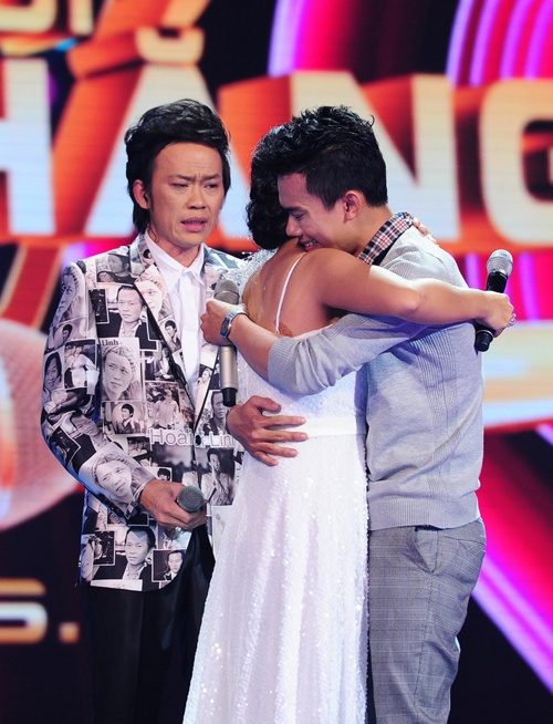 Hoạt động lâu năm trong ngành giải trí, từng trải qua nhiều cung bậc cảm xúc và không ít lần Hoài Linh rơi nước mắt ngay trên sân khấu. Trong cuộc thi The Winner Is 2014 mà danh hài làm MC, chứng kiến niềm đam mê cháy bỏng của Thái Trân – người phụ nữ mang trong người căn bạo bệnh nhưng ước mơ được hát cứ âm ỉ cháy – Hoài Linh không ngăn được dòng nước mắt. Khi biết Thái Trân có ý định nhường để đối thủ của cô thắng trận, Hoài Linh đã bật khóc và tuyên bố nhận cô làm con gái nuôi ngay trên sóng truyền hình trực tiếp.