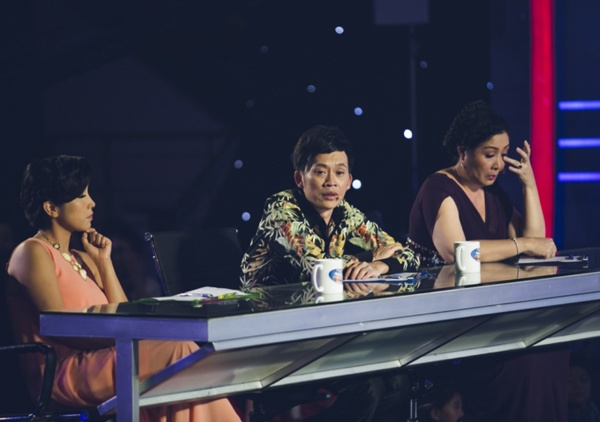 Trong chương trình Gương mặt thân quen nhí, khi Thúy Uyên và Gia Bảo biểu diễn ca khúc Nỗi buồn mẹ tôi, Hoài Linh trong vai trò giám khảo cũng đã xúc động đến rơi lệ. Danh hài chia sẻ, bài hát này đã đánh thức và khơi dậy nỗi nhớ mẹ trong Hoài Linh. Anh phải bôn ba sớm nên không sống gần với gia đình, thế nên nỗi nhớ mẹ càng da diết hơn.