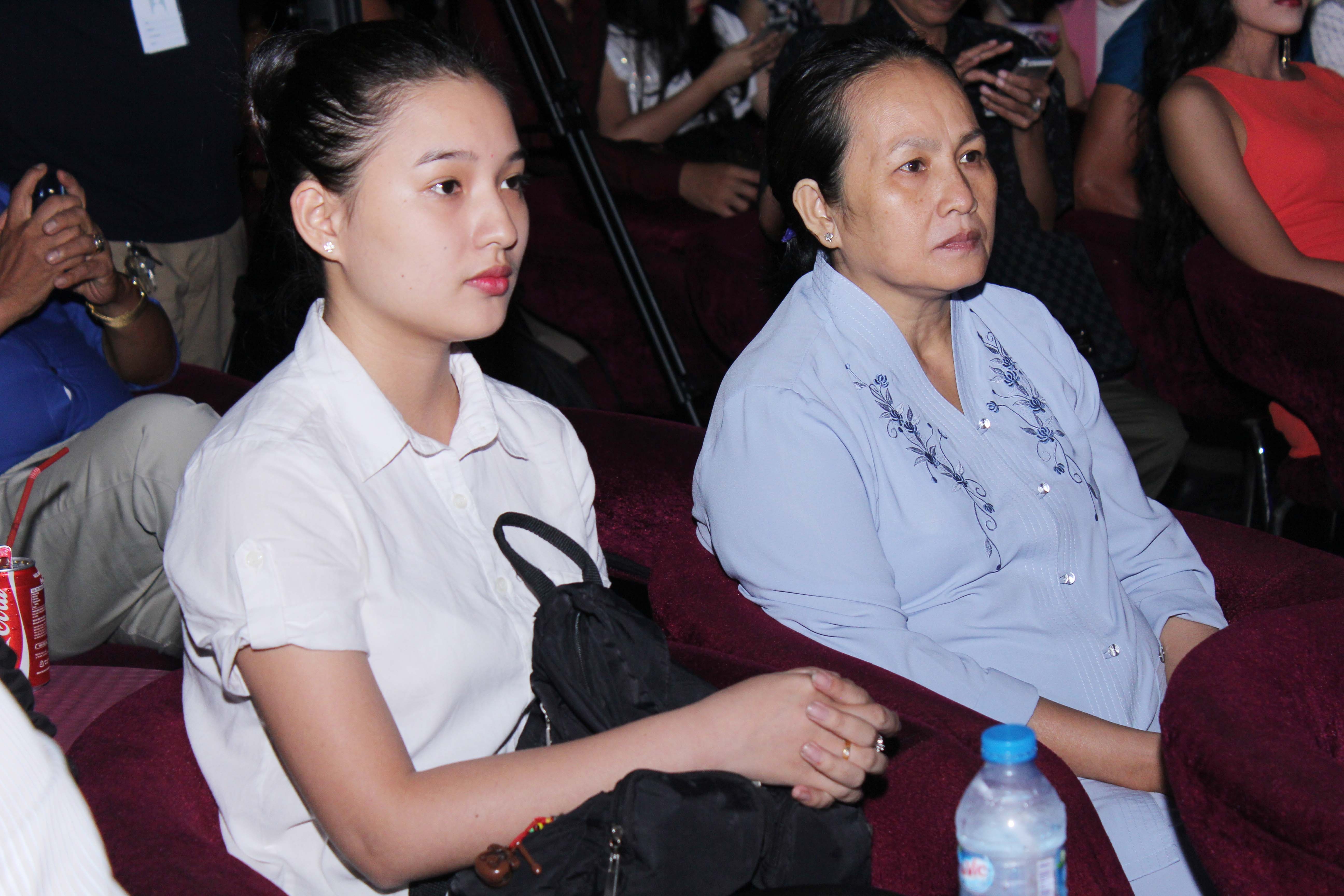 Tổng số  tiền quyên góp trong đêm nhạc tối qua lên đến 101 triệu đồng. Quá vui mừng, Hoàng Ny chia sẻ: “Tôi đóng chung phim với Duy Nhân cách đây 6 năm, từ đó chơi chung với em ấy và thỉnh thoảng cũng làm việc chung trong các phim sau. Nhân rất yêu nghề, chịu khó và không bon chen, chỉ làm việc một cách lặng lẽ. Tôi còn ngưỡng mộ tình yêu của em với Kiều Oanh. Họ còn chưa kịp đi hưởng tuần trăng mật, vậy mà…”.