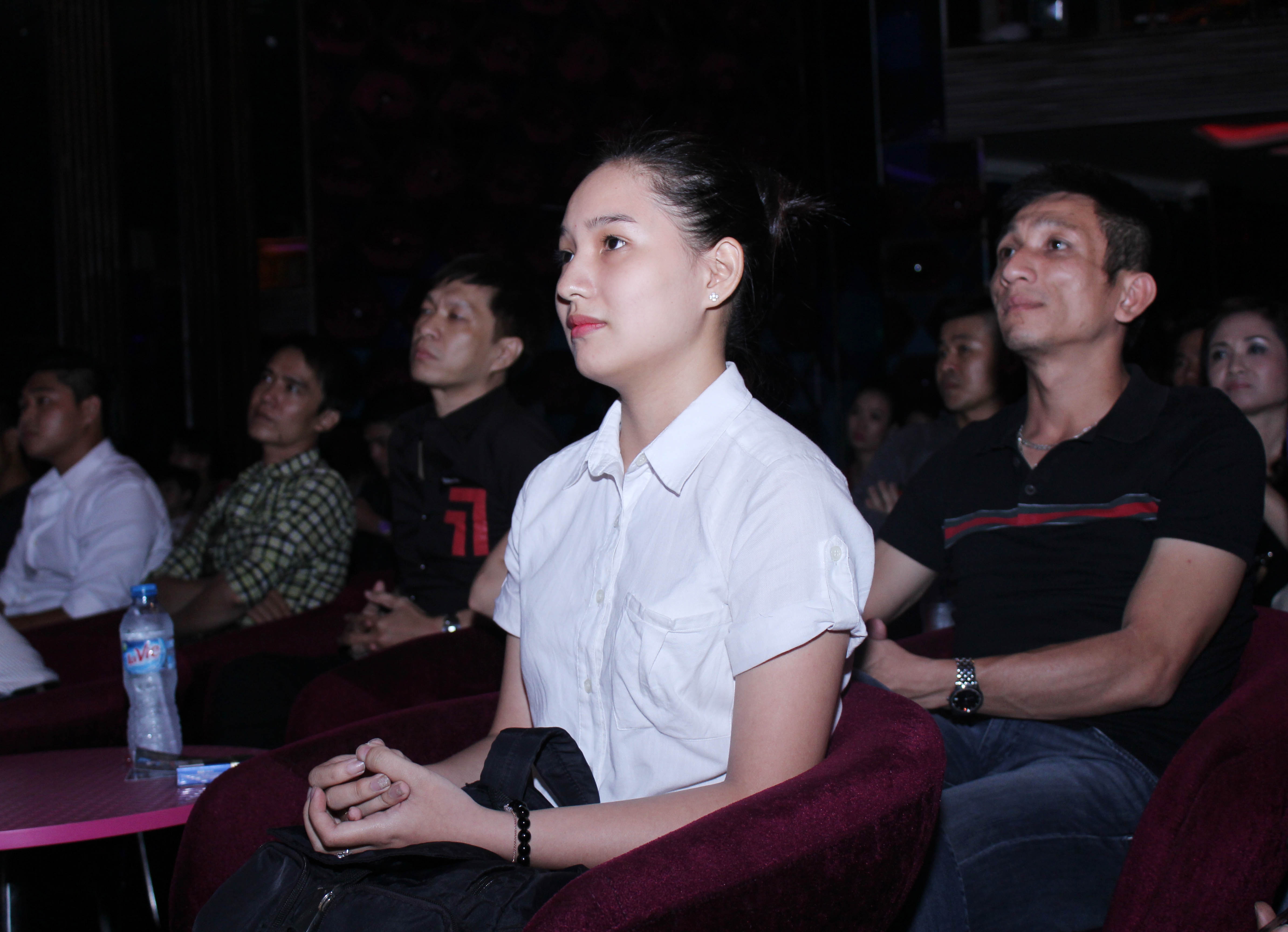 Kiều Oanh cho biết hiện nay Duy Nhân đang thực hiện pháp đồ điều trị thứ nhất và tình trạng sức khỏe ngày càng yếu dần. Mắt cô rưng rưng khi nhắc đến chồng làm nhiều người cũng xúc động theo.