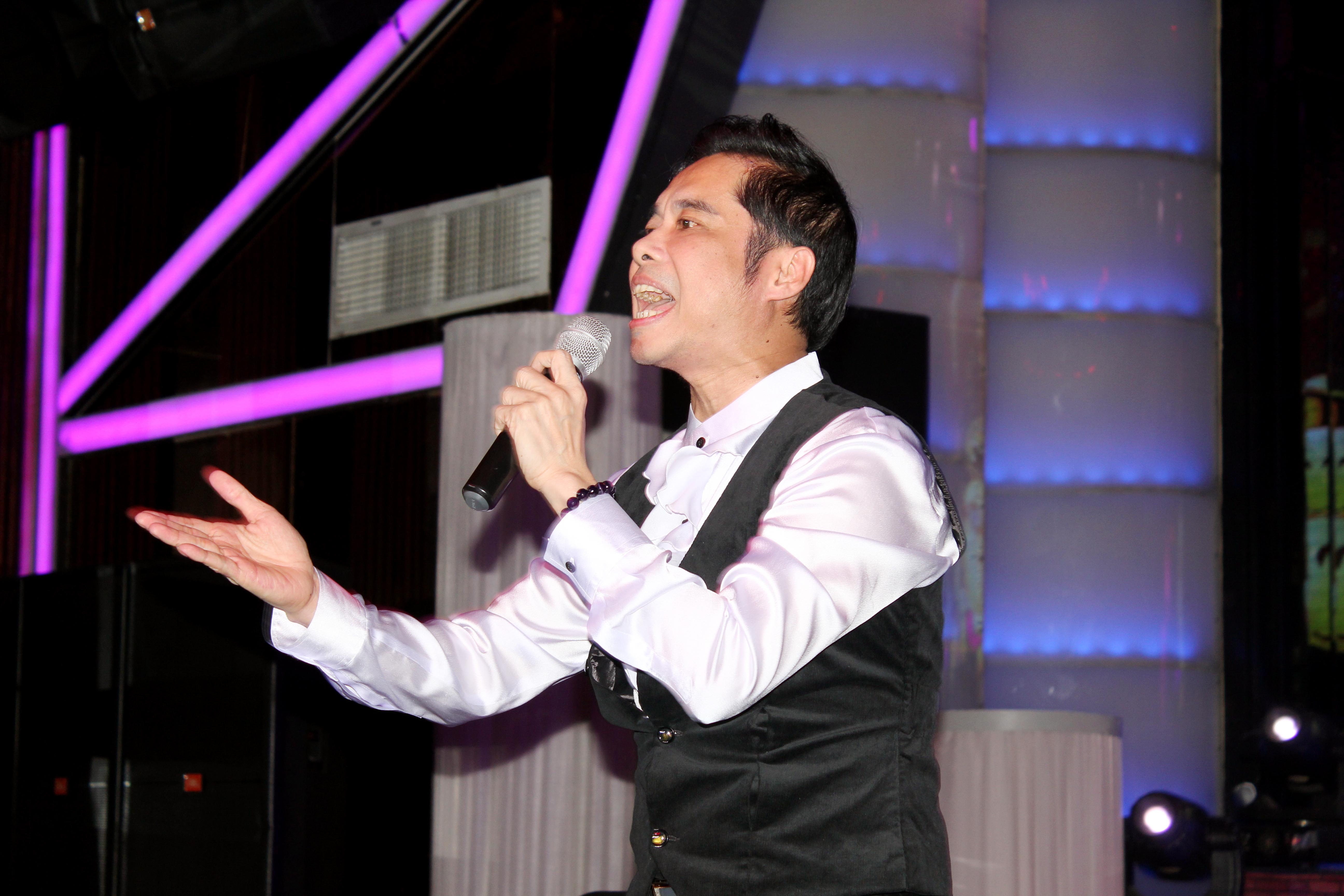 Không chỉ biểu diễn trong đêm nhạc, Ngọc Sơn còn ủng hộ thêm 10 triệu đồng để Duy Nhân chữa bệnh. 