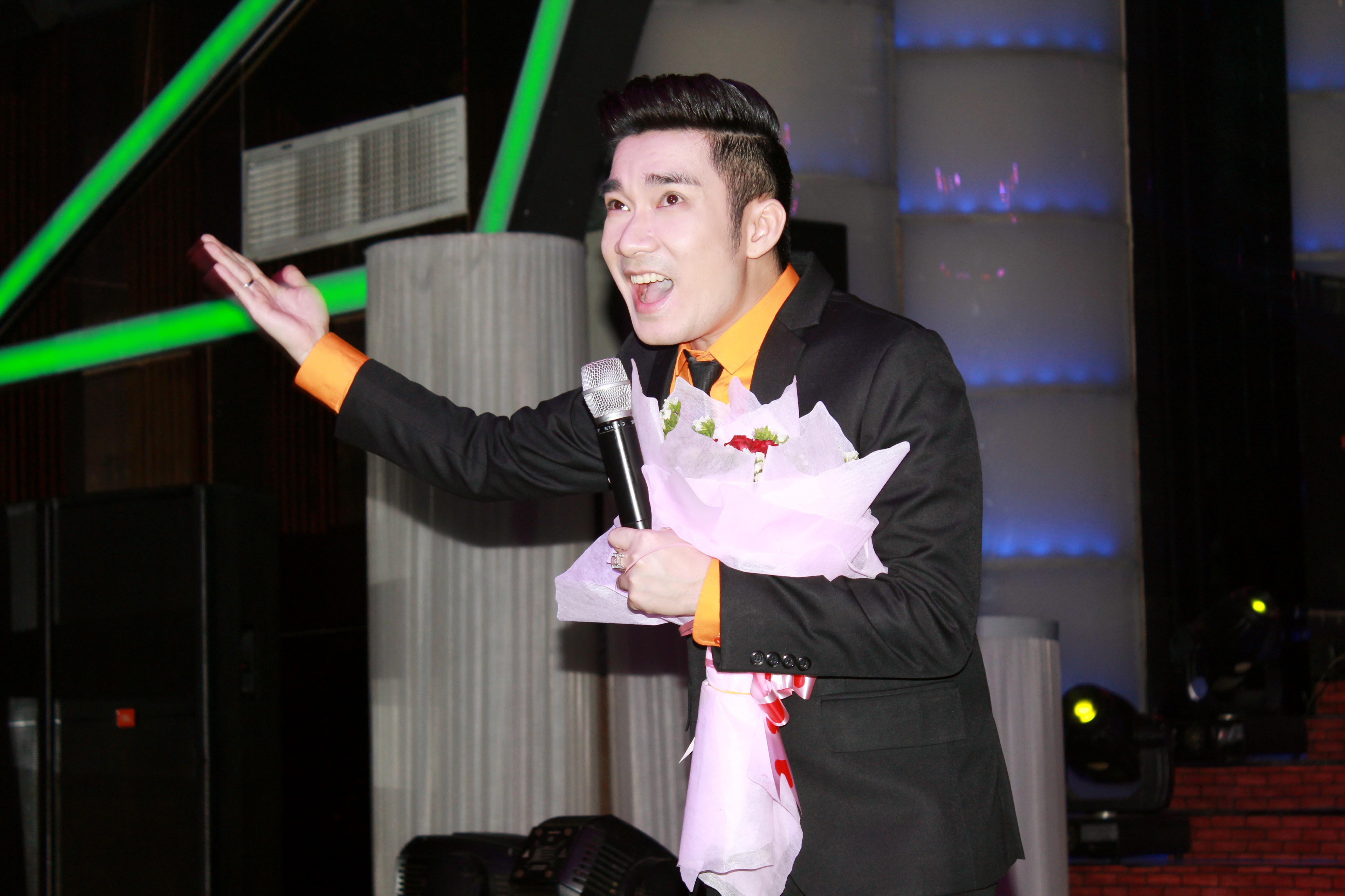 Quang Hà vừa hát vừa ôm thùng tiền đến từng khán giả kêu gọi mọi người.