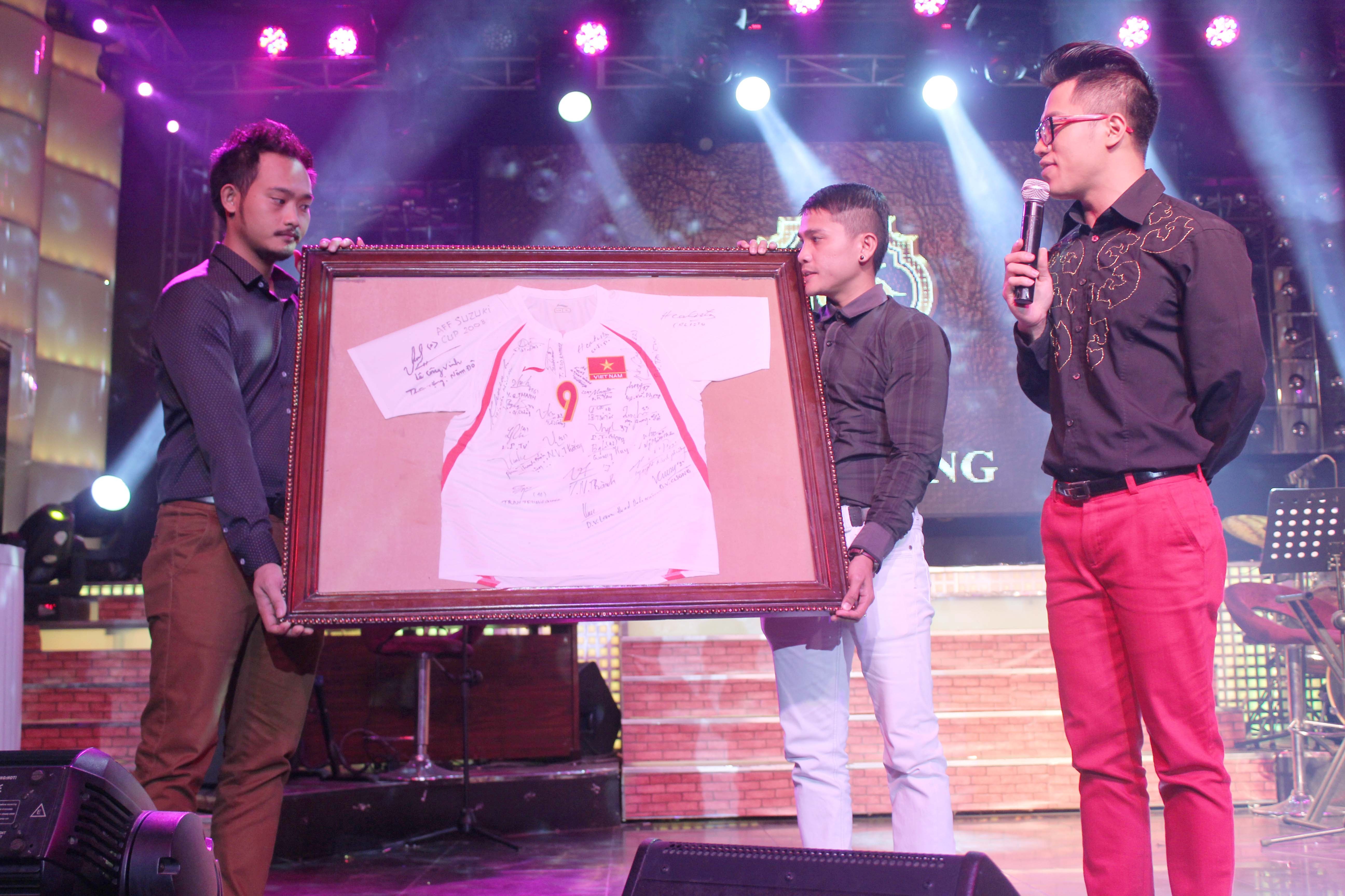 Chiếc áo số 9 của Công Vinh có đầy đủ chữ ký của đội tuyển Việt Nam khi đạt cup AFF năm 2008 do vợ chồng Thanh Đạt – Diệp Bảo Ngọc trao tặng đã thu hút sự chú ý của mọi người.