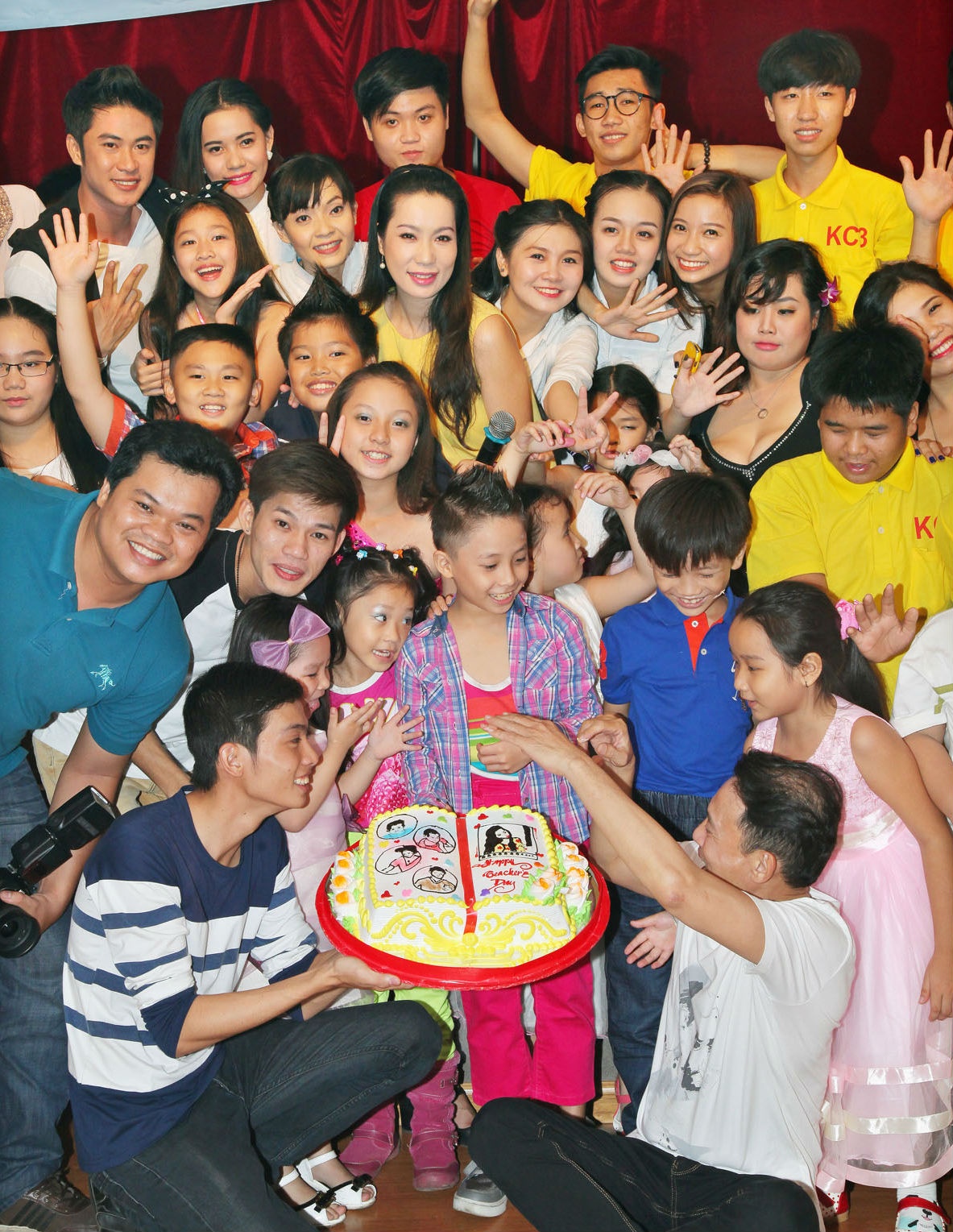 Tất cả các thành viên cùng chụp ảnh lưu niệm trong bữa tiệc.