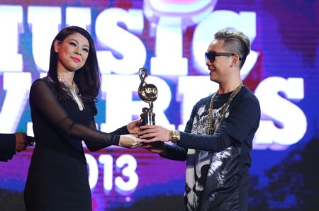 Justa Tee nhận giải Ca khúc của năm 2013.