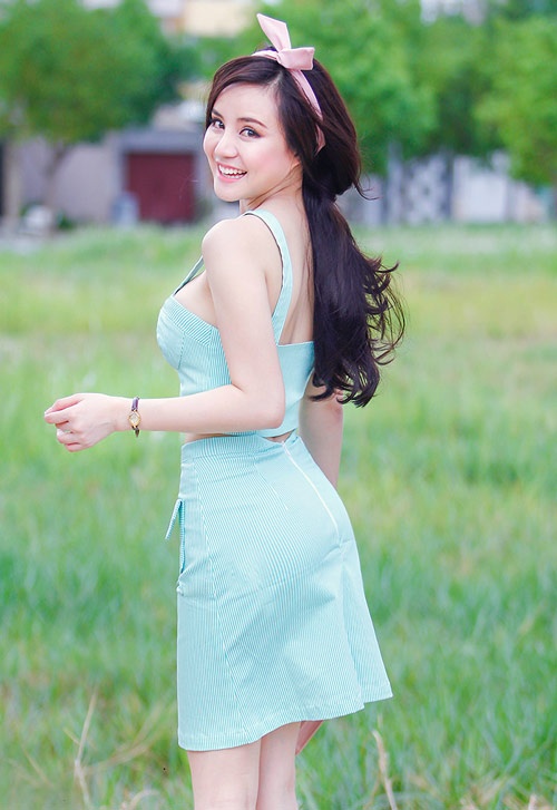 Vy Oanh gắn mác với những MV tiền tỷ.