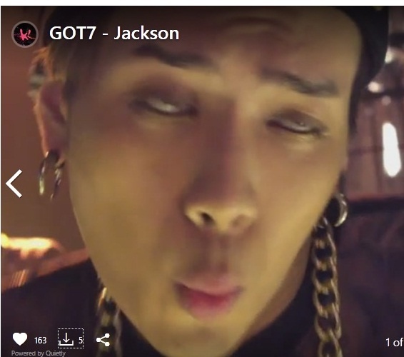 Thành viên Jackson của nhóm GOT7: Anh chàng chu miệng, làm mắt dọa người đối diện.