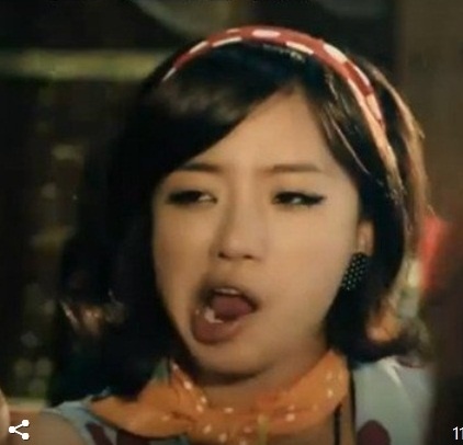 Eunjung (T-ara) với hành động lệch miệng khó chịu. 