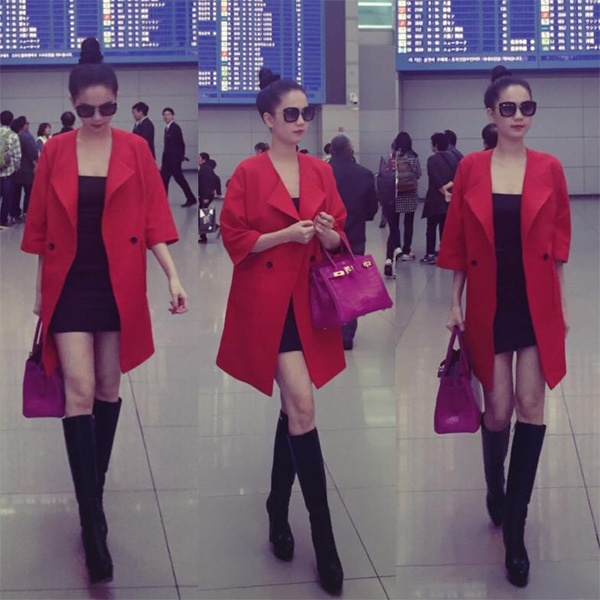 Với cách đầu tư trang phục, phụ kiện cùng việc liên tục cập nhập những mẫu hàng hiệu mới trên thế giới nên Ngọc Trinh luôn được xem là người đẹp có gu thời trang đáng học hỏi. Một chiếc váy quây bó trong kết hợp bốt cao cổ và áo choàng đỏ là set đồ thời thượng giúp cô nổi bật ở sân bay.