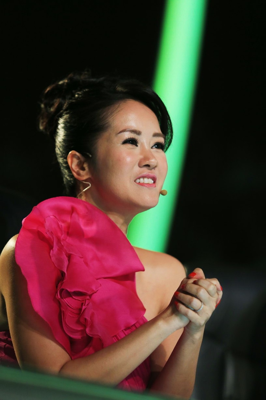 Nghề của Hồng Nhung là hát, bao giờ cũng có lời và người ta thấy tình cảm qua đó. Nhưng ở đây, các em đeo khẩu trang, hoàn toàn không nói được. Tôi rất thích đoạn Duy Hải đưa tay qua ngực và truyền hơi ấm trái tim của mình sang tim Phạm Lịch. Tôi cho rằng, đây là phần trình diễn lấy cảm xúc của người xem mà không cần một lời nào cả”.