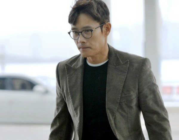 Lee Byung Hun lang le ve Han sau scandal ngoai tinh hinh anh