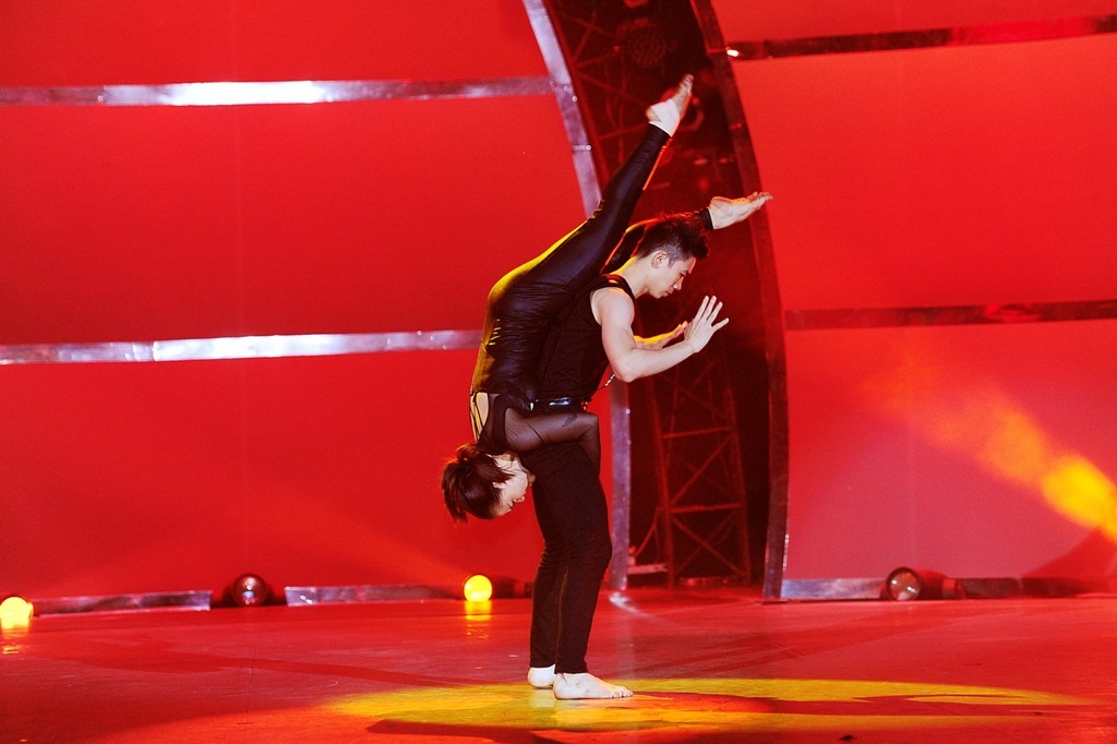 Ban giám khảo dành tặng cho Huỳnh Mến sự thán phục và ca ngợi. Việt Max nhận xét: “Em đã biên đạo một bài cực kỳ tuyệt vời, rất hay và xuất sắc. Anh thấy em khai thác được nhiều phân đoạn hay. Những đoạn cần sự giằng co, em làm những động tác bưng bê trên cao liên tục, nó thật sự tạo ra được hai thái cực khác nhau và thể hiện rất tốt ý tưởng của em”. Cô ôm mặt khóc nức nở vì quá xúc động, nhưng khán giả lại cười vì hiểu rằng những giọt nước mắt của cô là niềm vui sướng to lớn khi tài năng của Huỳnh Mến được chứng thực.