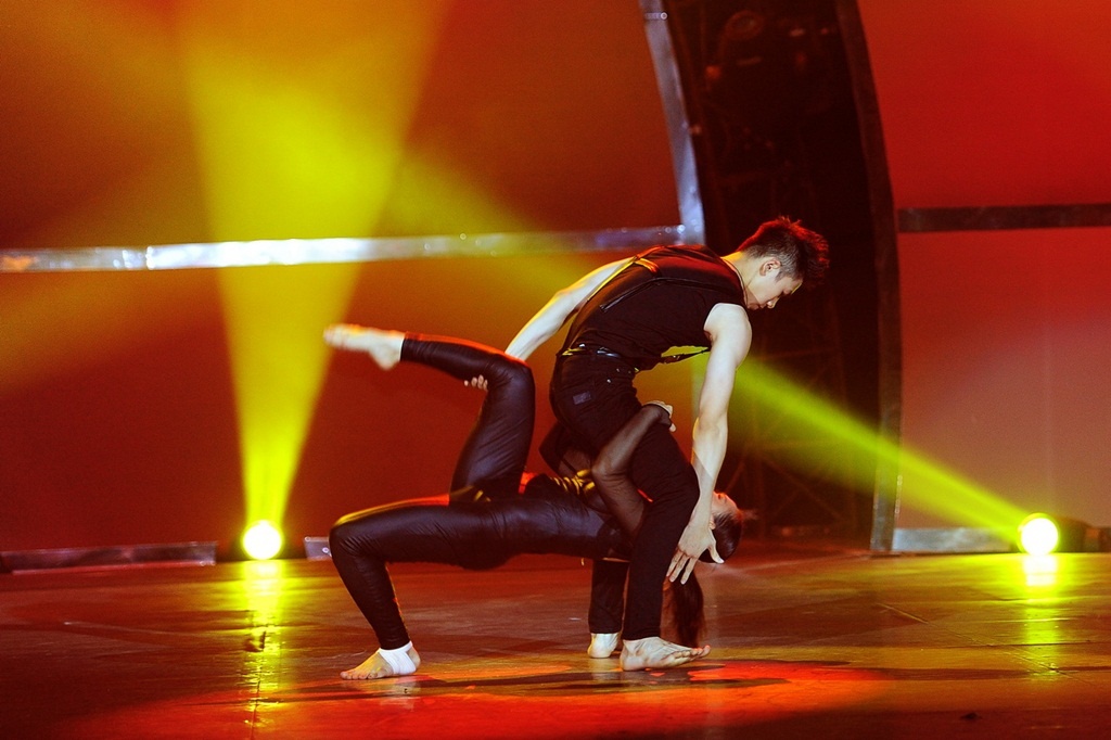 Trong đêm gặp gỡ top 10 của Thử thách cùng bước nhảy diễn ra tối 29/11 trên HTV7, khán giả được gặp lại những vũ công xuất sắc của 2 mùa trước. So với bạn bè, Huỳnh Mến là trường hợp đặc biệt. Cô nằm trong top 20 mùa đầu tiên và phải dừng chân khá sớm. Sau khi rời cuộc thi, Huỳnh Mến có một thời gian dài tôi luyện dưới sự giúp đỡ của John Huy Trần. Cùng với sự nỗ lực và tài năng, cô trở thành biên đạo cho nhiều ca sĩ như Phương Vy, Trà My… Vì quá xuất sắc, nữ vũ công may mắn được nhà sản xuất Thử thách cùng bước nhảy tin tưởng giao quyền biên đạo cho tiết mục của cô và Sơn Lâm. Dưới sự cố vấn của John Huy, Huỳnh Mến bước vào sân chơi lớn cùng nhiều tài năng biên đạo trong và ngoài nước.