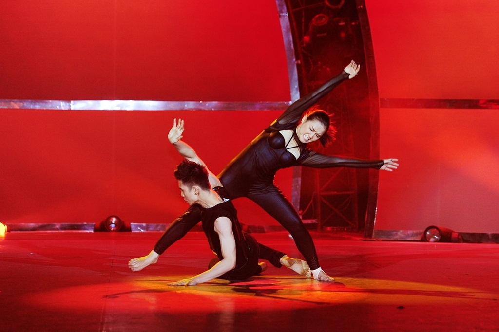 Bài biên đạo của Huỳnh Mến lột tả tâm trạng của một người dám đối diện với khó khăn, vượt qua sự nhút nhát, lo sợ của bản thân để vươn lên một tầm cao mới. Trong tiết mục này, Sơn Lâm đảm nhận vai trò là những trở ngại để Huỳnh Mến đương đầu. Điểm nổi bật của tiết mục là nhạc nền quen thuộc Wrecking Ball mạnh mẽ, kịch tính. Và bóng dáng của Miley Cyrus, Pink lấp ló ẩn hiện qua những động tác nhào lộn đầy nguy hiểm. Lấy cảm hứng từ Pink, Huỳnh Mến đã dựng bài nhảy hiện đại và dâng trào cảm xúc. Cô đã khiến nhiều người thán phục khi “vác” Sơn Lâm một cách nhẹ nhàng. 