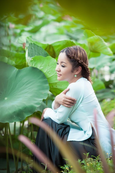 Thúy Nga dịu dàng trong chiếc áo bà ba.