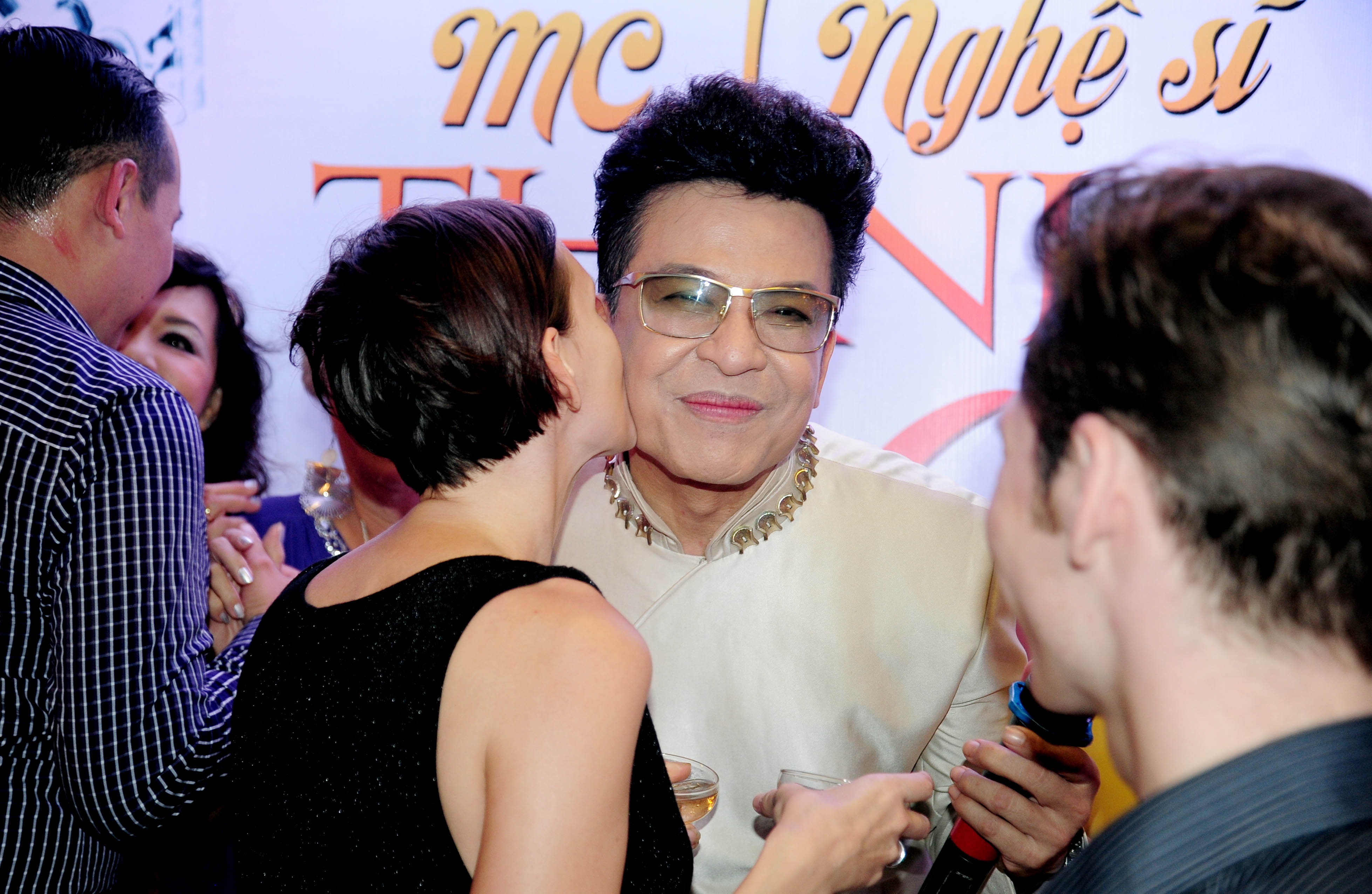 Thanh Bach duoc ban be bat ngo to chuc sinh nhat hinh anh