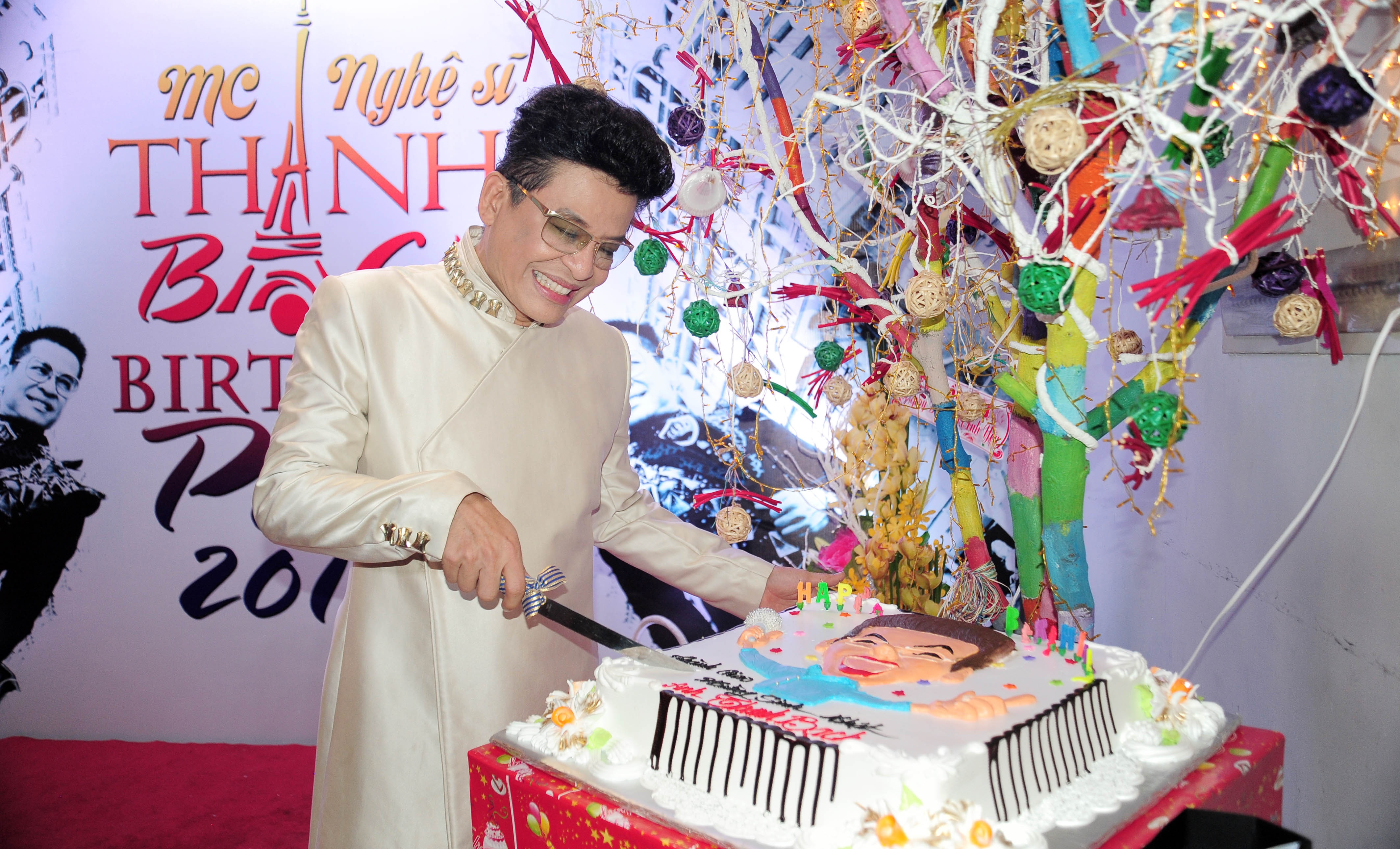 “Vua MC” rất bất ngờ và xúc động trước tình cảm của mọi người dành cho anh. Với tính cách vui nhộn, dí dỏm, Thanh Bạch đã làm bữa tiệc ngập tràn tiếng cười.