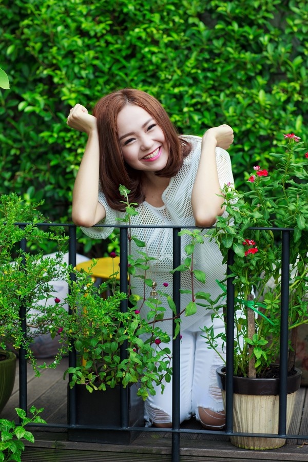 Từ phim ảnh, Minh Hằng gây được tiếng vang trong âm nhạc.