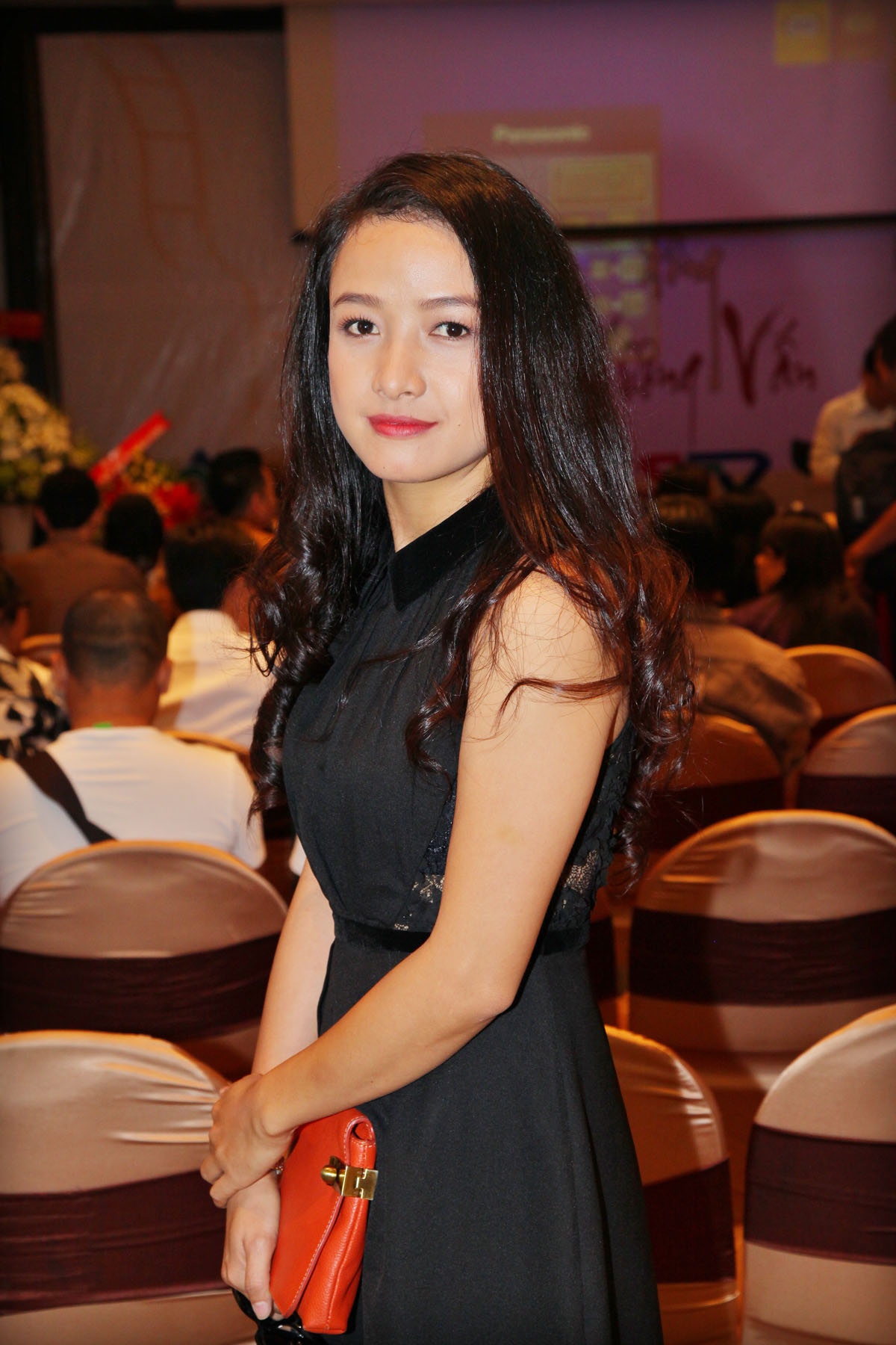 Không bị đánh đập như bạn diễn nhưng Lê Bê La cũng gặp nhiều khó khăn khi đóng vai vợ Cao Văn Lầu. Vì nhân vật quá tội nghiệp, Thị Tấn đã lấy không ít nước mắt của nữ diễn viên xinh đẹp. Cô chia sẻ, đến tận bây giờ, cô vẫn chưa thoát khỏi vai diễn, cứ nhắc đến là cô lại khóc nức nở. “Tôi may mắn khi được diễn vai có thật, điều đó kích thích khả năng diễn xuất của tôi nhiều hơn. Mặc dù không sinh trưởng ở miền Nam nhưng tôi rất yêu thích bài Dạ cổ Hoài Lang”, Lê Bê La nói về cảm nghĩ của bản thân.