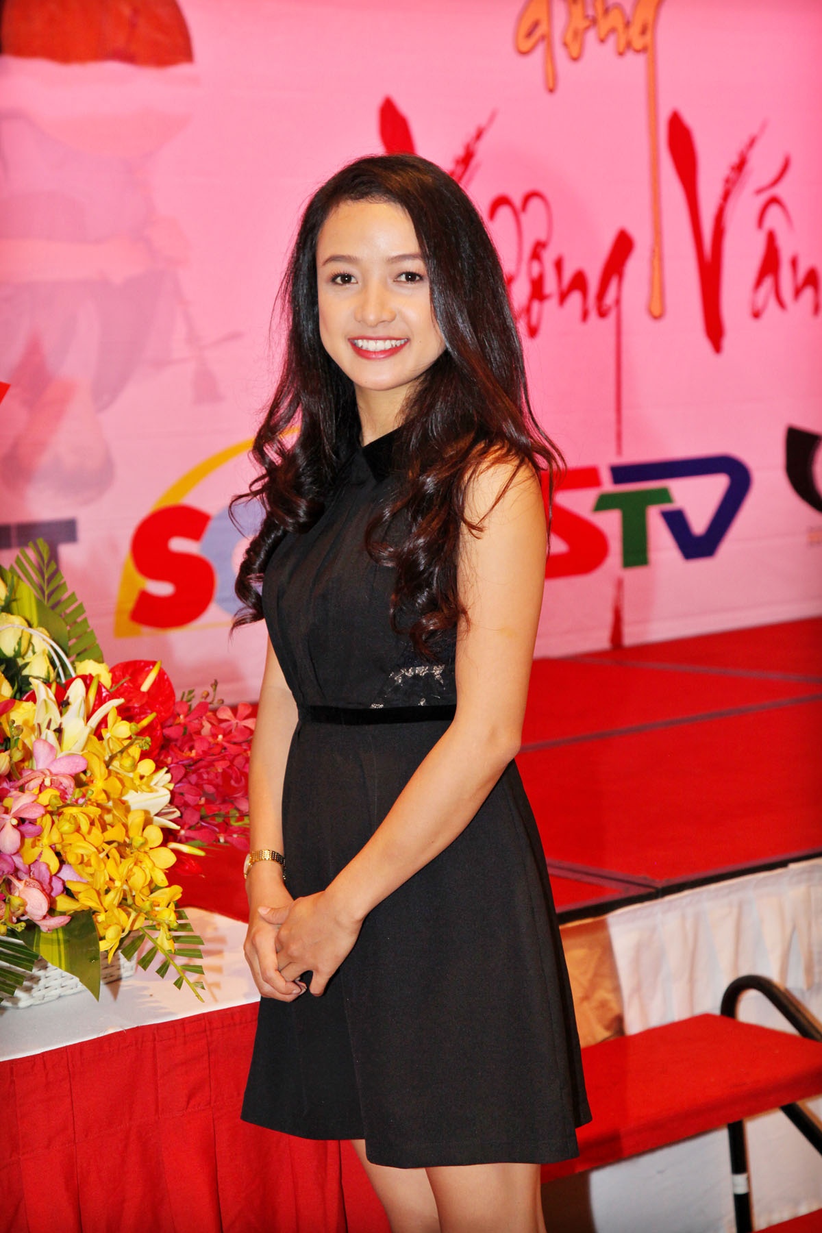 Người đẹp của Duyên nợ miền Tây cũng chia sẻ thêm: “Bạn diễn là yếu tố quan trọng. Ban đầu tôi hơi lo lắng vì chỉ gặp Võ Minh Lâm ở các lễ trao giải, cả 2 chưa diễn chung bao giờ nên không biết có phối hợp tốt không. Nhưng rất may mắn, chỉ trong ngày đầu tiên, chúng tôi đã bắt nhịp được với nhau. Đây là bộ phim “hao tốn điện” nhiều nhất, vì cứ đến cảnh quay của 2 đứa, đạo diễn cho nghe nhạc cộng với bối cảnh ngày xưa, tôi và Minh Lâm dâng trào cảm xúc và nhập vai tốt hơn”.