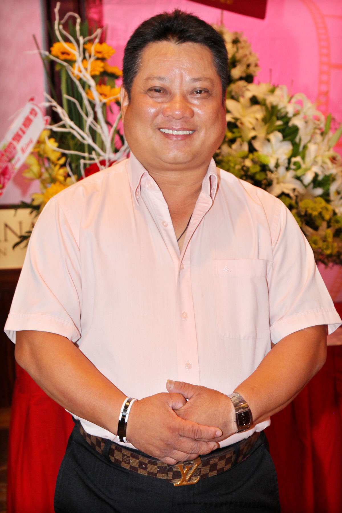 Đạo diễn Xuân Phước chia sẻ, khi đọc kịch bản, anh đã thấy hứng thú và muốn thực hiện ngay để đúng dịp kỷ niệm ngày sinh cố nhạc sĩ Cao Văn Lầu. Tuy vậy, trước khi khai máy, Xuân Phước đã tìm đến Bạc Liêu và nhờ các nhà nghiên cứu tư vấn thêm. Khi trở lại TP.HCM, đạo diễn đã phải viết lại kịch bản vì nội dung hư cấu khá nhiều. Mà theo yêu cầu của các nhà nghiên cứu, làm phim nói về Cao Văn Lầu phải đúng sự thật, nhất là thân nhân. Theo kịch bản ban đầu, Cao Văn Lầu có đến 2 mối tình trong khi ông chỉ có duy nhất người vợ Thị Tấn.