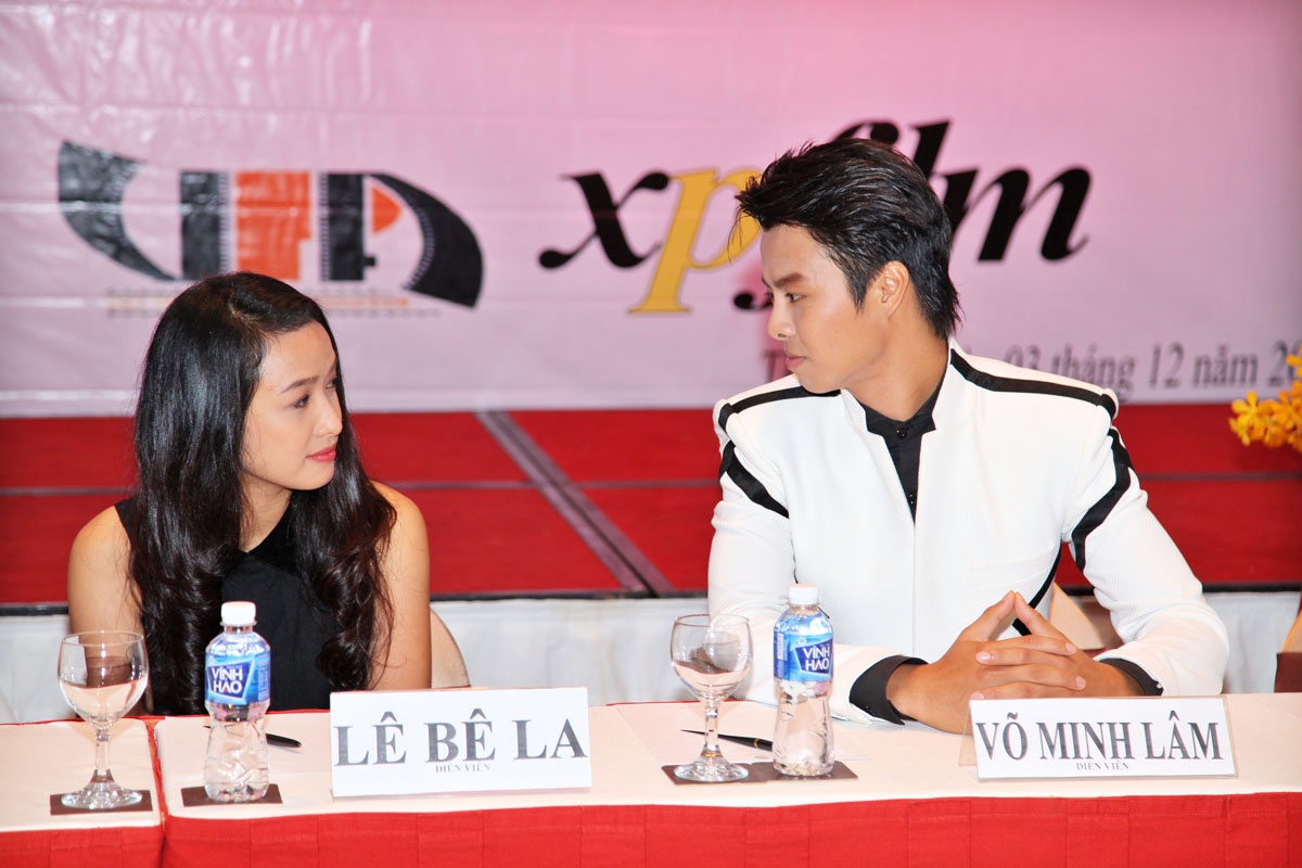 Dưới chế độ áp bức của địa chủ, Cao Văn Lầu trải qua tuổi thơ đầy khốn đốn, lớn lên ông phải vất vả mưu sinh để nuôi sống gia đình. Sinh trưởng ở Long An nhưng cuộc đời của ông trôi nổi khắp nơi và mảnh đất Bạc Liêu là nơi dừng chân cuối cùng. Cũng tại nơi này, mối tình gian nan của ông và người vợ Thị Tấn đã làm nên bài Dạ cổ Hoài Lang – tác phẩm tinh hoa của cố nhạc sĩ Cao Văn Lầu và cho cả nền cải lương Việt Nam.