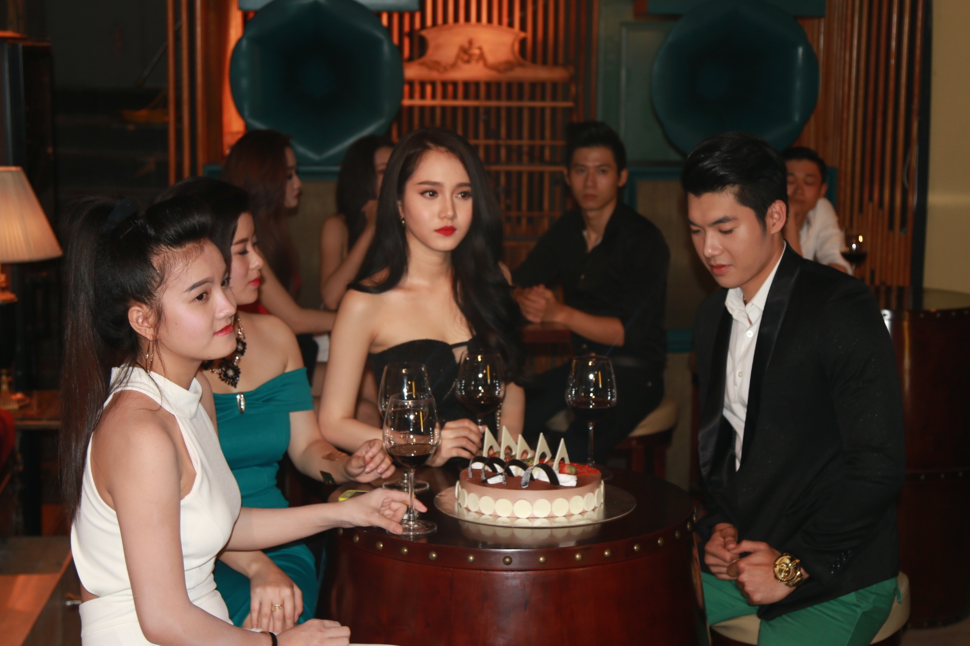 Một ngày khi Quang Hà đã đi làm, Thiên Kim ở nhà vào facebook có nhắn tin với người yêu cũ là Huỳnh Anh, hai người chỉ nói chuyện hỏi thăm xã giao nhau như là bạn bè bình thường. Khi Quang Hà đi làm về vô tình phát hiện ra đoạn chat này, chưa tìm hiểu sự việc như thế nào anh đã gây gổ, ghen tuông vô cớ với vợ. 