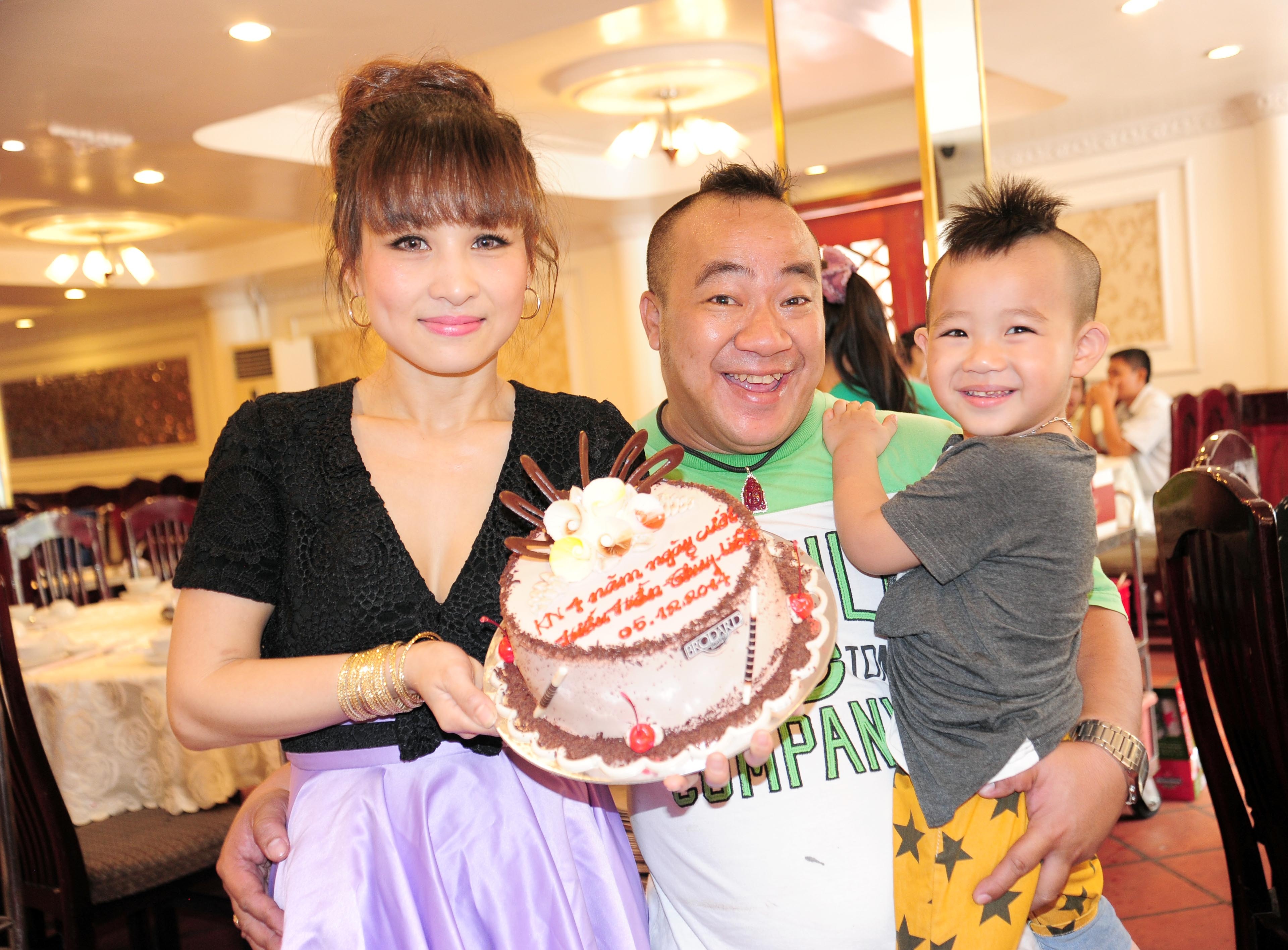 Hiếu Hiền – Thùy Liên quen nhau từ đoàn phim. Khi đó Thùy Liên trang điểm cho đoàn phim Bốn thí nghiệm đêm tân hôn của đạo diễn Nguyễn Chánh Tín. 