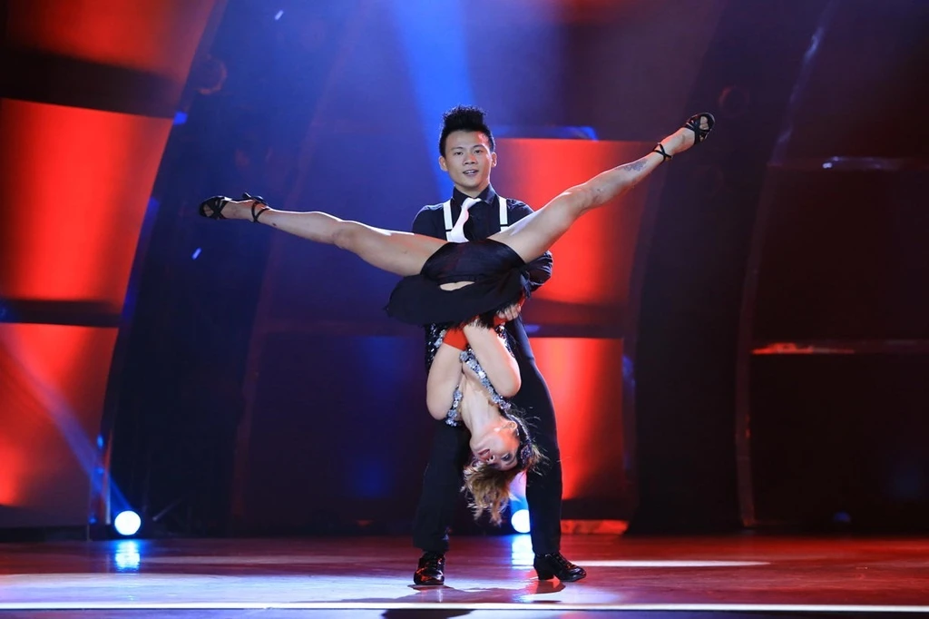 Biên đạo Stephanie Rutherford mang đến tiết mục jazz sôi động cho cặp đôi Đức Tiến – Phạm Lịch trên nền nhạc Bang Bang. Nhưng khi được hỏi nhảy với Xuân Thảo (bạn nhảy 5 tuần trước) hay Phạm Lịch vui hơn, chàng trai 16 tuổi không ngần ngại nói đó là Xuân Thảo. Sự ngây ngô và chân thật của Đức Tiến làm mọi người bật cười nghiêng ngã.