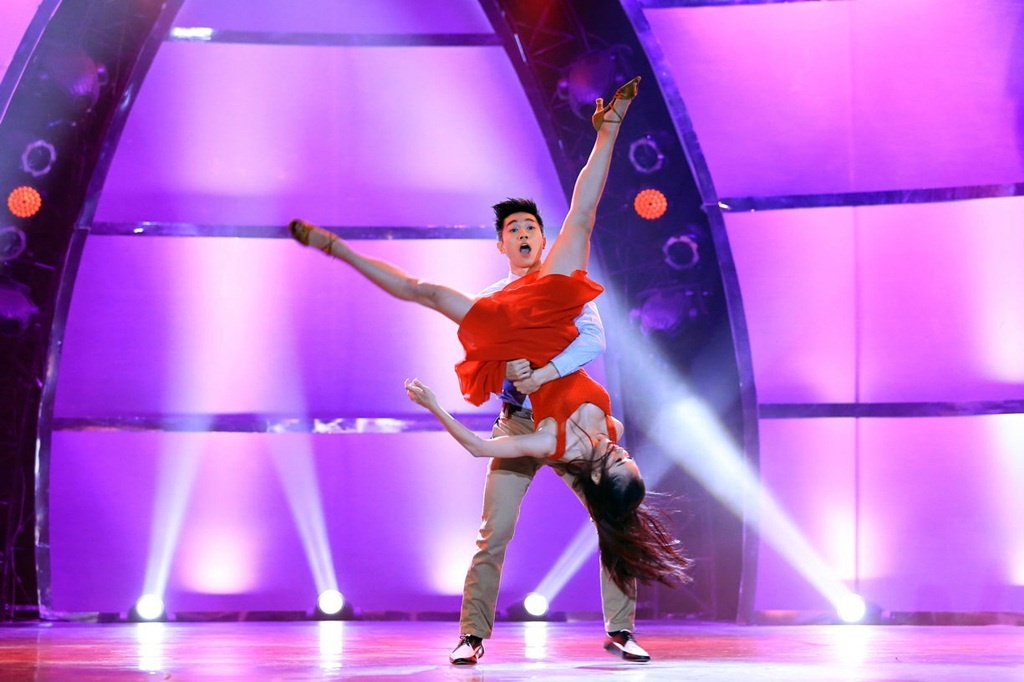 Tuyết Minh hào hứng: “Tôi thấy có sự nguy hiểm không nhỏ ở đây vì Xuân Thảo đi bệnh viện kiểu này thì ngày mai trong làng showbiz tự nhiên vắng bóng, mất tích đạo diễn Lê Hoàng mà xuất hiện bác sĩ Lê Hoàng thì hơi sợ. Bác sĩ Lê Hoàng trong ngành y này chỉ giỏi mỗi hô hấp nhân tạo”. Lê Hoàng không chỉ không ngượng ngùng mà còn nhanh nhạy đáp trả: “Và chỉ khám cho Trấn Thành thôi”. Câu nói bất ngờ của vị đạo diễn khiến Trấn Thành thốt lên: “Anh không thể tìm cách bày tỏ tình cảm nào khác bớt lộ liễu hơn sao anh Hoàng”.