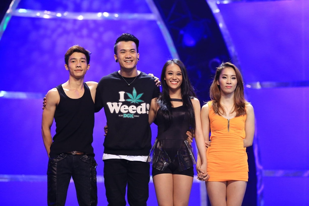 Đêm công bố kết quả top 8 của Thử thách cùng bước nhảy tối 7/12 mang đến nhiều bất ngờ nhưng không quá ảm đạm như các đêm chia tay trước đó. Mặc dù tiết mục của Tấn Huy được ban giám khảo hết lời khen ngợi, khán giả hưởng ứng nồng nhiệt nhưng vũ công hip hop vẫn rơi vào nhóm nguy hiểm. Kim Anh – Đình Hoàng chưa thật sự nổi trội trong đêm thi đấu nên nghiễm nhiên bước vào thử thách solo 30 giây. Phạm Lịch cũng không may khi không được khán giả bình chọn.