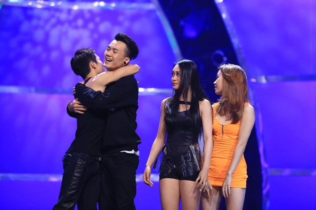 Chính sự mâu thuẫn của ban giám khảo đã khiến người xem tỏ ra phản đối với kết quả khó hiểu này. Cả trường quay như dậy sóng vì Tấn Huy bị loại. Nhưng trái ngược với sự phản đối từ đám đông, nam vũ công hip hop tỏ ra điềm tĩnh và vui vẻ chấp nhận dừng cuộc chơi. Tinh thần “fair play” của Tấn Huy đã phần nào xoa dịu không khí căng thẳng của giây phút công bố kết quả.